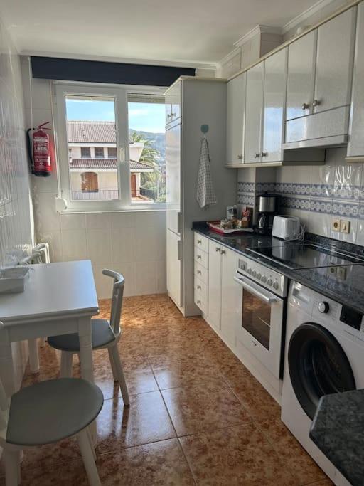 Playa De Berria -Apartamento Con Piscina Y Vistas Al Mar Santoña Buitenkant foto